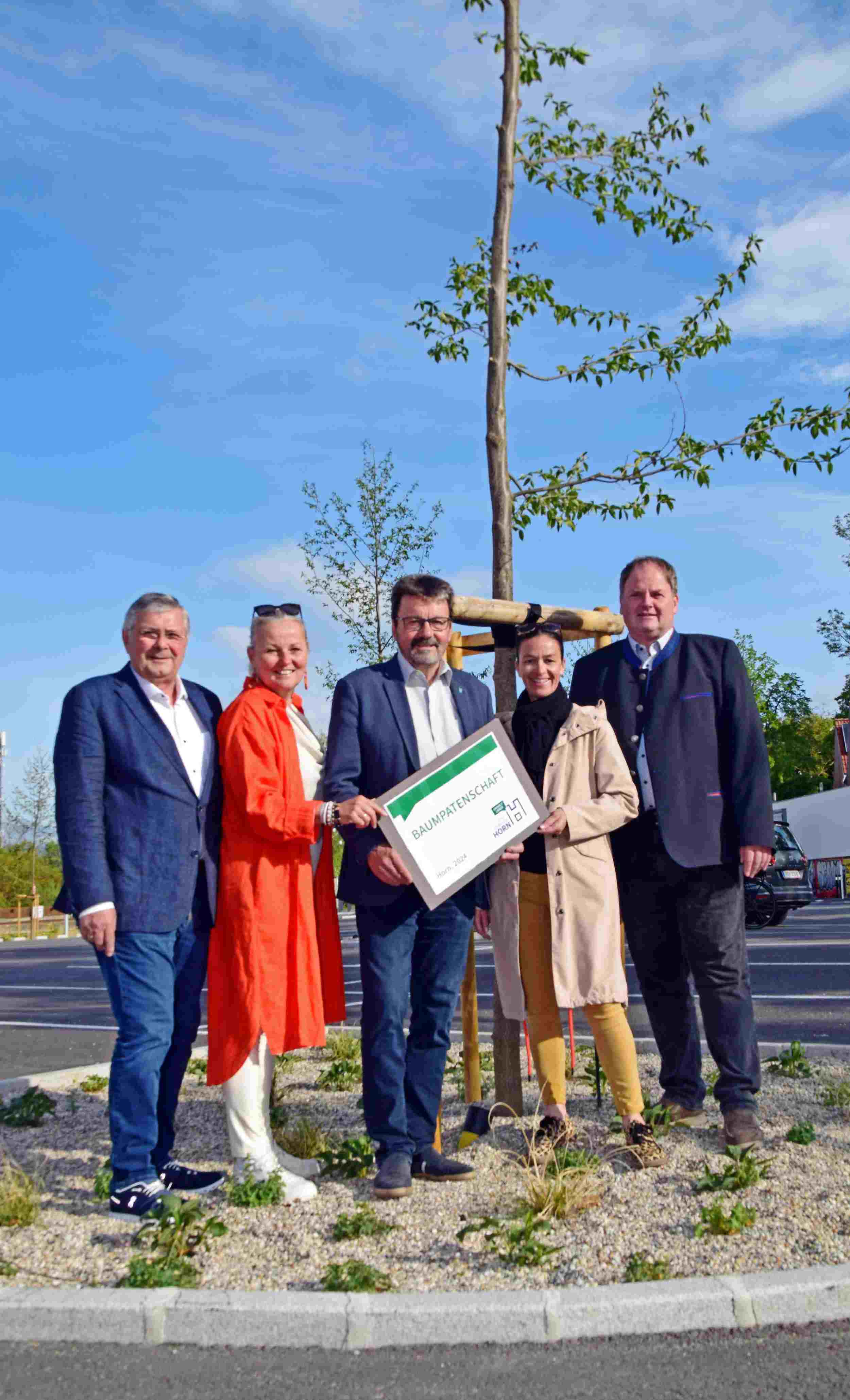 Über zwei neue Purpurerlen am „Parkplatz Schwammstadt“ freuen sich Vizebgm. Heinz Nagl, StR Maria van Dyck, Bgm. Gerhard Lentschig, StR Barbara Stark und StR Manfred Daniel Foto: Gabriele Hohenegger 